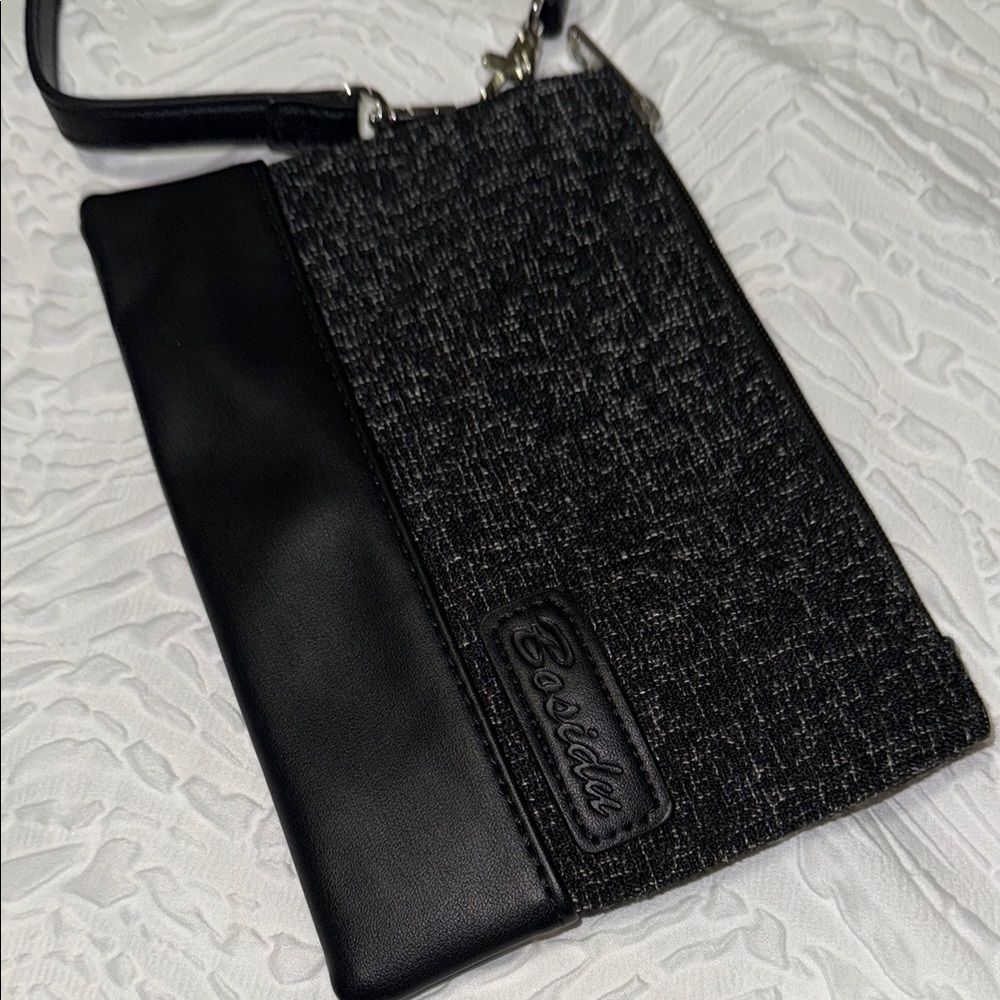 Bosidu Black Clutch Wristlet that pairs with toiletries bag.  EUC